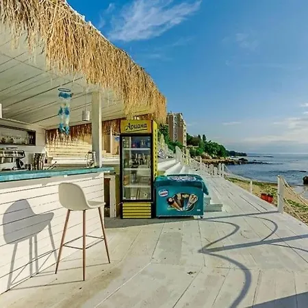 La 2-bedroom Private , Golden Sands ,