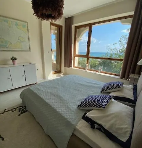 Seafront 2-Bedroom Apartment With Pools And Direct Beach Access La Mer شقة *