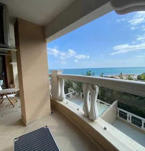 Seafront 2-Bedroom Apartment With Pools And Direct Beach Access La Mer شقة