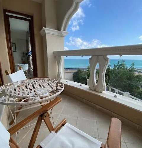 Seafront 2-Bedroom Apartment With Pools And Direct Beach Access La Mer شقة فارنا