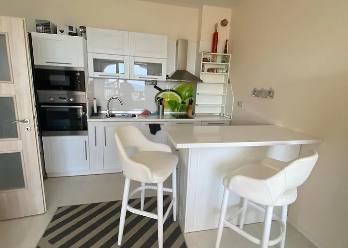 Seafront 2-Bedroom Apartment With Pools And Direct Beach Access La Mer شقة فارنا